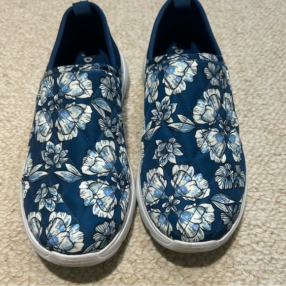 VB CLOUD by VERA BRADLEY-Convertible Slip-On Shoe Dive Floral Medallion Size 7 - Picture 2 of 9